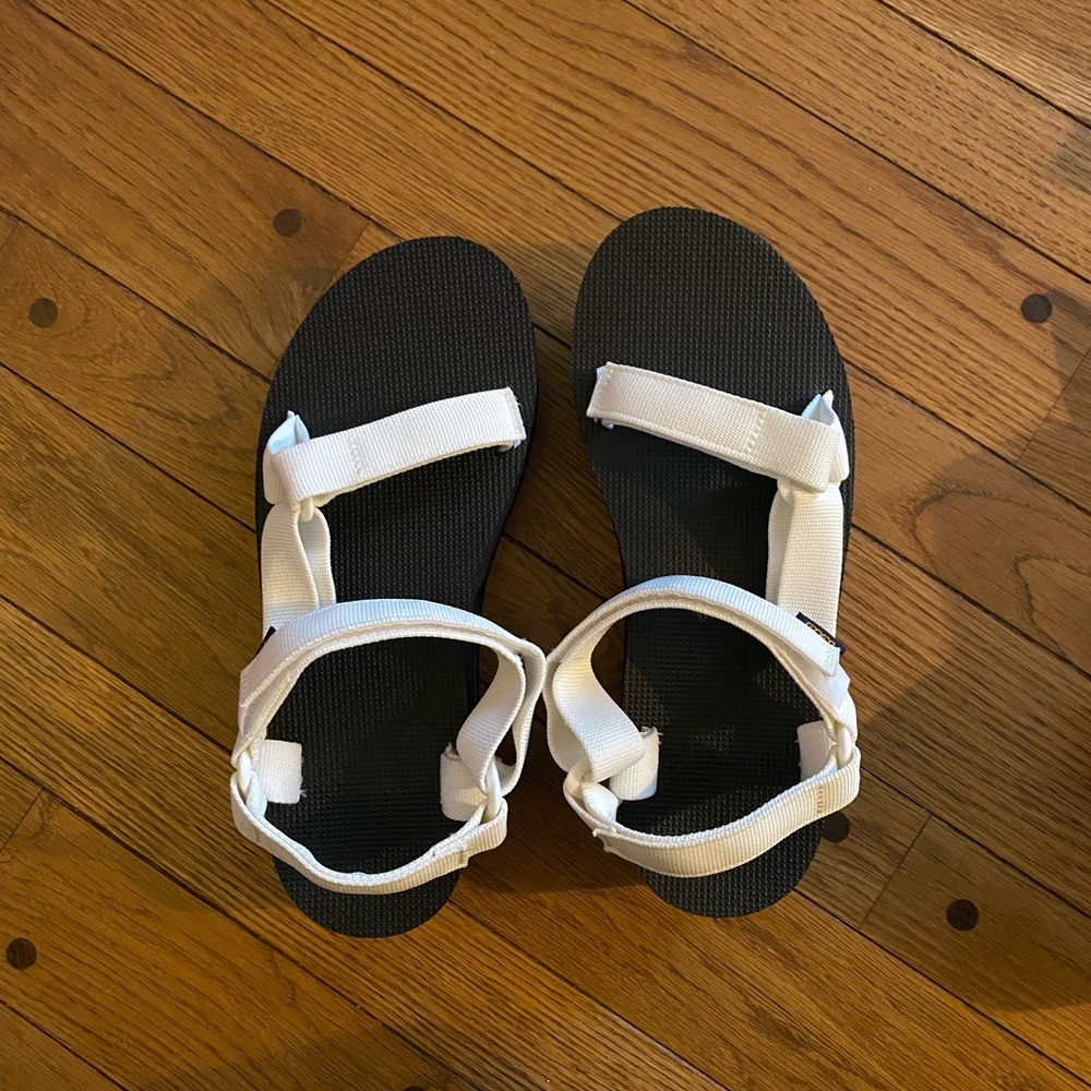 Women’s Teva Flatform Universal sandals. White, size 9 (NWT)